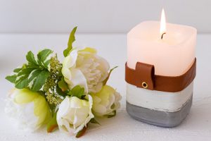 Vela de Cemento con Cinta de Cuero de Vaca