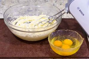 agregar huevos para bocaditos de limon y mezclar