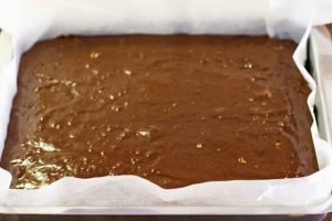 poner brownies de chocolate en bandeja