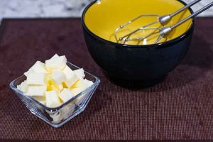 batir mantequilla para crema de pastelitos