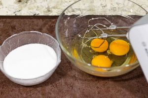 pastel de terciopelo batir huevos con azucar