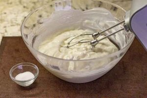 tamizar y mezclar azucar para crema de pastel ruso