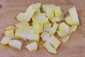 picar patatas para ensaladilla rusa