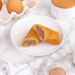 crepes rellenos con carne cortados y servidos