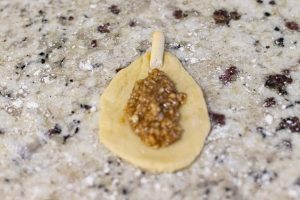 formar galletas rellenas de nueces con forma de pera