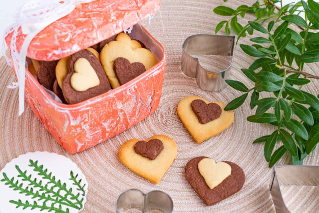 galletas de vainilla y chocolate en forma de corazon preparadas