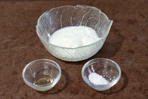 mezclar yogur y otros ingredientes para galletas en forma de pera