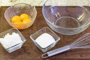 pastel con cerezas mezclar huevos con azucar para crema