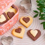 receta de galletas de vainilla y chocolate en forma de corazon